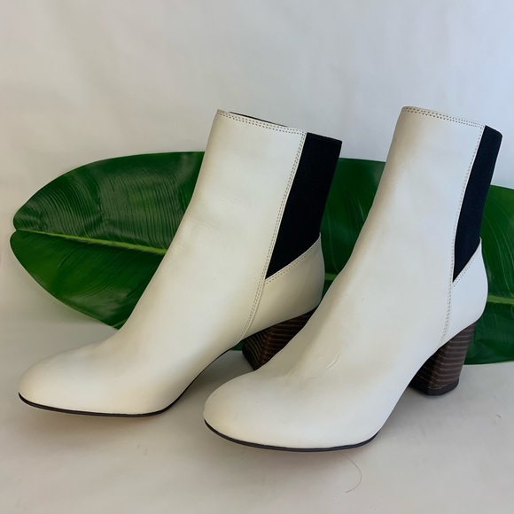 Dolce Vita White Booties. - Picture 2 of 6